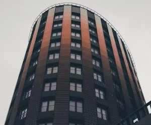 Materias primas como el oro, el petróleo, los productos agrícolas y los metales industriales ofrecen oportunidades para diversificar su cartera y protegerse contra la inflación, pero también son activos de alto riesgo debido a la volatilidad de los precios, las tensiones geopolíticas y los choques entre la oferta y la demanda; la clave es invertir con una estrategia clara, una comprensión de los impulsores subyacentes del mercado y solo con capital que no comprometa su estabilidad financiera.