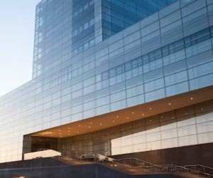 Materias primas como el oro, el petróleo, los productos agrícolas y los metales industriales ofrecen oportunidades para diversificar su cartera y protegerse contra la inflación, pero también son activos de alto riesgo debido a la volatilidad de los precios, las tensiones geopolíticas y los choques entre la oferta y la demanda; la clave es invertir con una estrategia clara, una comprensión de los impulsores subyacentes del mercado y solo con capital que no comprometa su estabilidad financiera.