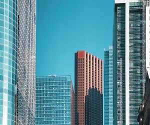 Las acciones ofrecen el potencial de crecimiento a largo plazo e ingresos por dividendos al invertir en empresas que crean valor a lo largo del tiempo, pero también conllevan un riesgo significativo debido a la volatilidad del mercado, los ciclos económicos y los eventos específicos de la empresa; la clave es invertir con una estrategia clara, una diversificación adecuada y solo con capital que no comprometa su estabilidad financiera.