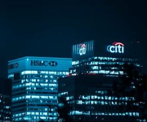 Materias primas como el oro, el petróleo, los productos agrícolas y los metales industriales ofrecen oportunidades para diversificar su cartera y protegerse contra la inflación, pero también son activos de alto riesgo debido a la volatilidad de los precios, las tensiones geopolíticas y los choques entre la oferta y la demanda; la clave es invertir con una estrategia clara, una comprensión de los impulsores subyacentes del mercado y solo con capital que no comprometa su estabilidad financiera.