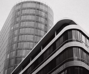 Las inversiones le permiten aumentar su patrimonio con el tiempo al invertir su dinero en activos como acciones, bonos, fondos, bienes raíces y más, pero siempre implican riesgos, como la volatilidad del mercado, la posible pérdida de capital y la inflación que erosiona los rendimientos. La clave es invertir con una estrategia clara, una diversificación adecuada y solo con capital que no comprometa su estabilidad financiera.