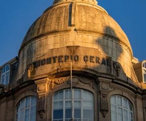 Forex ofrece oportunidades para beneficiarse de las fluctuaciones entre las monedas globales en un mercado altamente líquido que opera las 24 horas del día, pero también es un ámbito de alto riesgo debido al apalancamiento, la fuerte volatilidad y el impacto de las noticias macroeconómicas; la clave es operar con una estrategia clara, una gestión estricta de los riesgos y solo con capital que pueda permitirse perder sin afectar su estabilidad financiera.