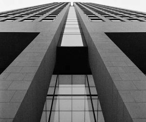 Las criptomonedas ofrecen un alto potencial de rentabilidad y mayor libertad financiera gracias a su descentralización, operando en un mercado abierto las 24 horas. Sin embargo, son un activo de alto riesgo debido a su extrema volatilidad y la falta de regulación. Los principales riesgos incluyen pérdidas rápidas y fallos de ciberseguridad. La clave del éxito reside en invertir únicamente con una estrategia clara y con capital que no comprometa su estabilidad financiera.