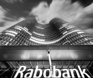 Las inversiones le permiten aumentar su patrimonio con el tiempo al invertir su dinero en activos como acciones, bonos, fondos, bienes raíces y más, pero siempre implican riesgos, como la volatilidad del mercado, la posible pérdida de capital y la inflación que erosiona los rendimientos. La clave es invertir con una estrategia clara, una diversificación adecuada y solo con capital que no comprometa su estabilidad financiera.