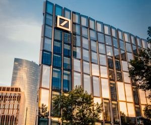 Forex ofrece oportunidades para beneficiarse de las fluctuaciones entre las monedas globales en un mercado altamente líquido que opera las 24 horas del día, pero también es un ámbito de alto riesgo debido al apalancamiento, la fuerte volatilidad y el impacto de las noticias macroeconómicas; la clave es operar con una estrategia clara, una gestión estricta de los riesgos y solo con capital que pueda permitirse perder sin afectar su estabilidad financiera.