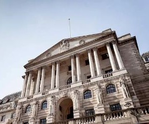 Las inversiones le permiten aumentar su patrimonio con el tiempo al invertir su dinero en activos como acciones, bonos, fondos, bienes raíces y más, pero siempre implican riesgos, como la volatilidad del mercado, la posible pérdida de capital y la inflación que erosiona los rendimientos. La clave es invertir con una estrategia clara, una diversificación adecuada y solo con capital que no comprometa su estabilidad financiera.