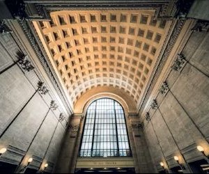 Las inversiones le permiten aumentar su patrimonio con el tiempo al invertir su dinero en activos como acciones, bonos, fondos, bienes raíces y más, pero siempre implican riesgos, como la volatilidad del mercado, la posible pérdida de capital y la inflación que erosiona los rendimientos. La clave es invertir con una estrategia clara, una diversificación adecuada y solo con capital que no comprometa su estabilidad financiera.